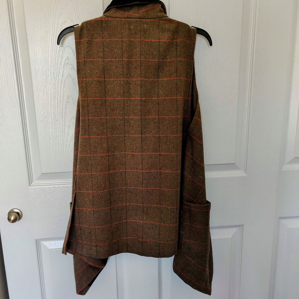 Hem & Thread Vest - Picture 5 of 5